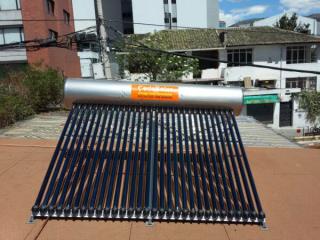 Instalación de paneles solares térmicos para duchas en el Hotel Sun Palace Atacames, EsmeraldasEl sistema solar garantiza el agua caliente de las duchas del hotel