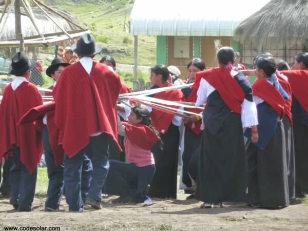 Baile La tejida de la cinta presentado por los alumnos