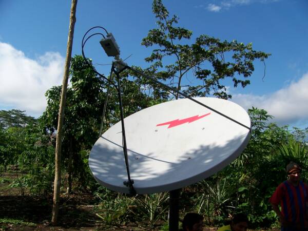 Internet por Satelital en la comunidad Ashuar Sharamentsa - Provinncia Pastaza