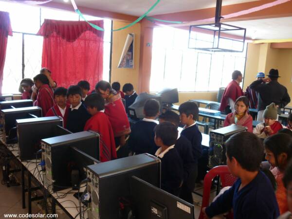 Centro de computación en la Escuela Bilingue Bartolome de las Casas en Gradas