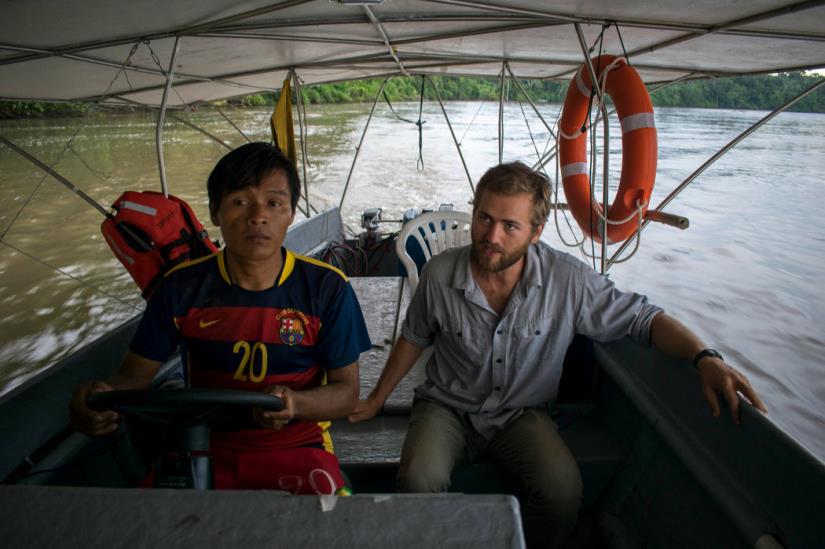 Mario Gualinga, motorista achuar de la canoa solar, y Oliver Utne, el ambientalista estadounidense que ideó la embarcación, navegando por el río Pastaza