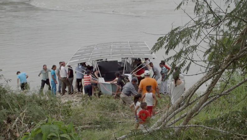 El barco solar Tapiatpia navega el territorio achuar 