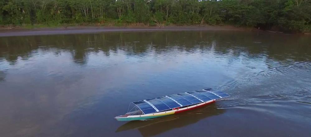 Vista aérea de la embarcación del proyecto Kara Solar cuando navega por la Amazonía